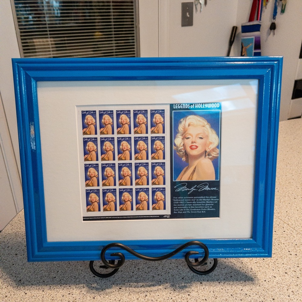 Marlyn Monroe framed book of stamps - Picture 1 of 2